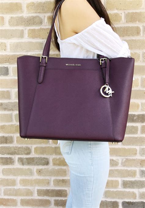 michael kors tote zipper.